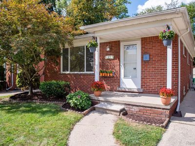 6873 Mayburn St, Dearborn Heights, MI, 48127