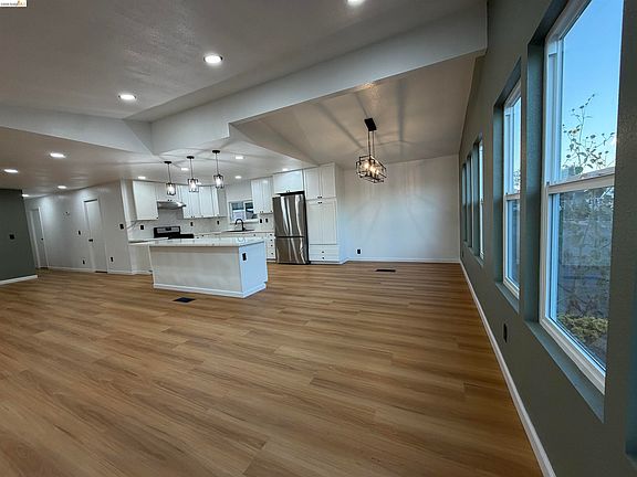 3rd image of 3702 Hawthorne Dr