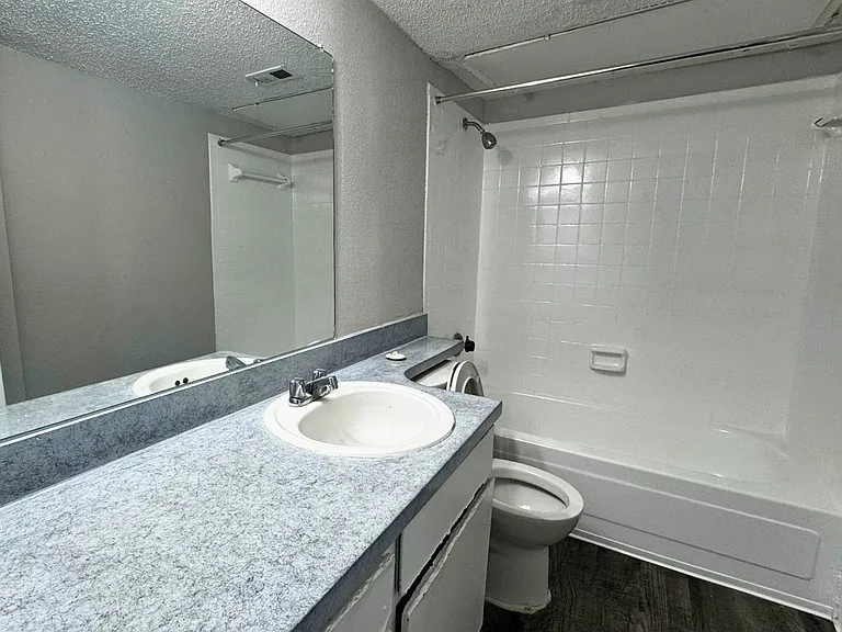 Santa Fe Apartments — Photo 15