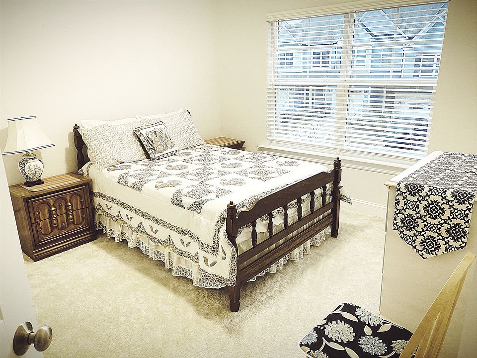 Private and cosy room with fully furnished cosy items