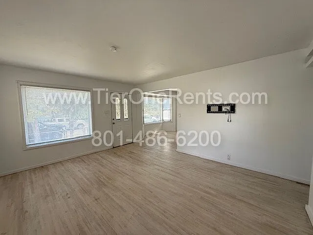 556 S Navajo St — Photo 3