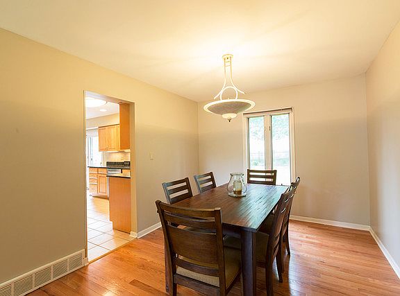 3rd image of 872 Sussex Ct