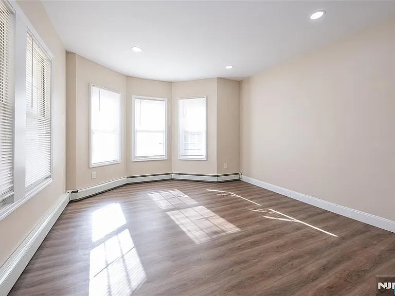 238 Van Ave — Photo 30