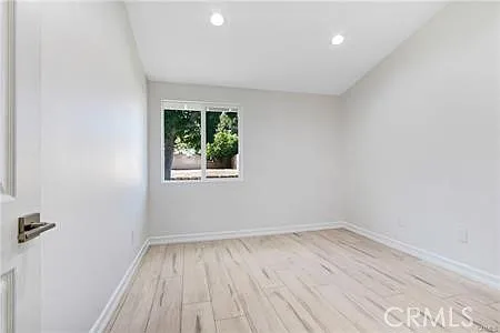 9661 Hayvenhurst Ave — Photo 22