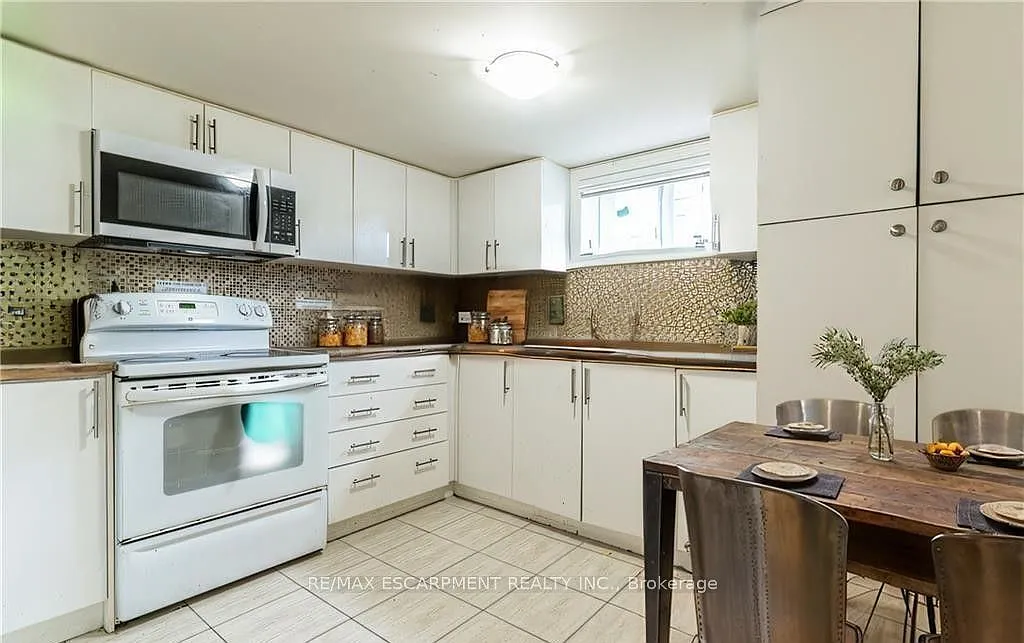 3 bed, $2,095 — Photo 2