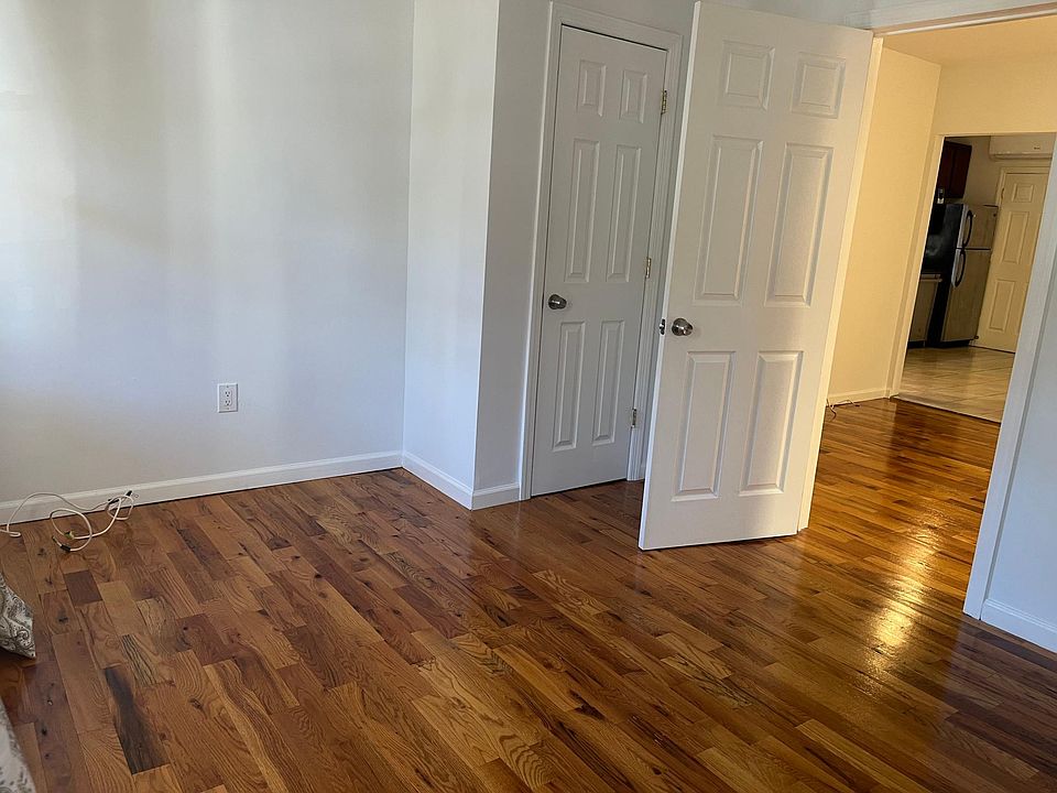bedroom with walk-in