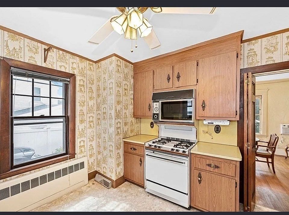 2nd image of 2084 Washington St