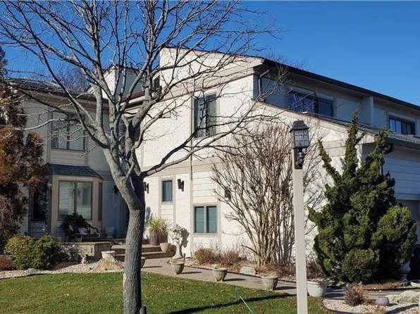 1 Captains Walk E, Bay Shore, NY 11706