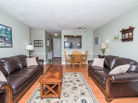 4th image of 100 Governors Dr APT 9