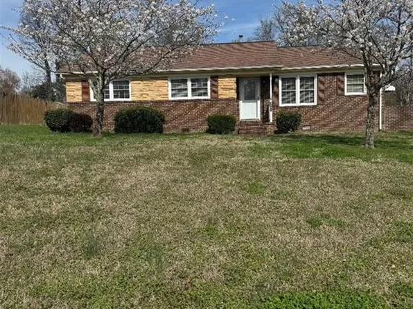 3104 Woodview Dr, High Point, NC 27265