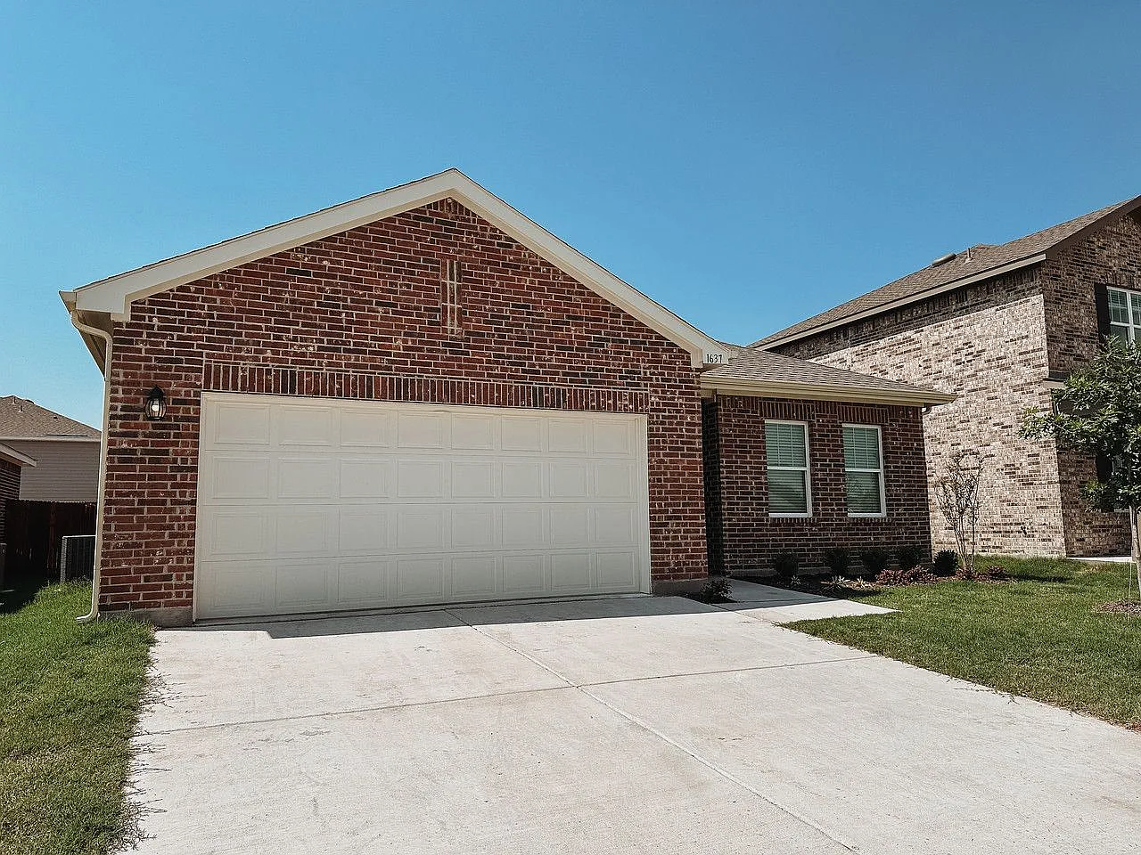1637 Whitworth Dr — Photo 3