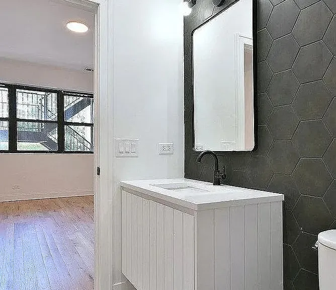 5731 N Winthrop Ave #2 — Photo 5