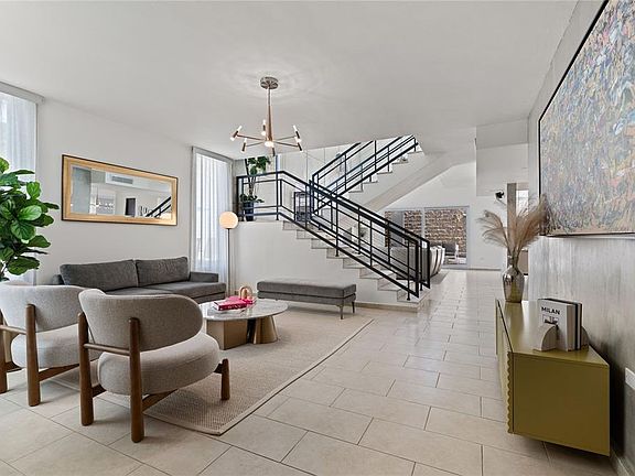 3rd image of 44 VEREDA STREET