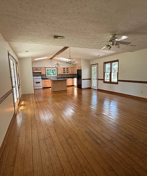 570 Seay Rd — Photo 2