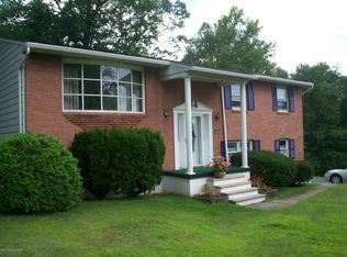 960 Suscon Rd, Pittston, PA 18640