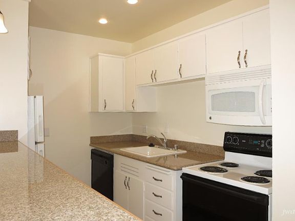 3rd image of 2261 Sacramento St APT 106