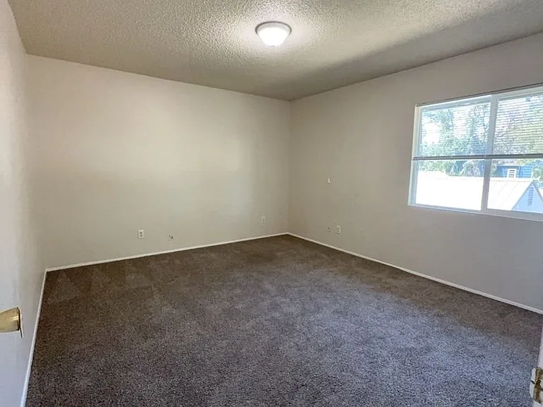 102 Oak Grove Rd — Photo 7