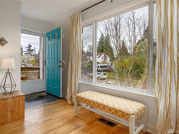 Step across the threshold into a truly inviting oasis. Gleaming hardwoods under foot. A peek-a-boo southern view to Mt. Rainier invites the adventurous mind.