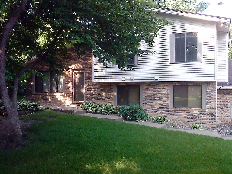 1965 Kingsview Ln N — Photo 3