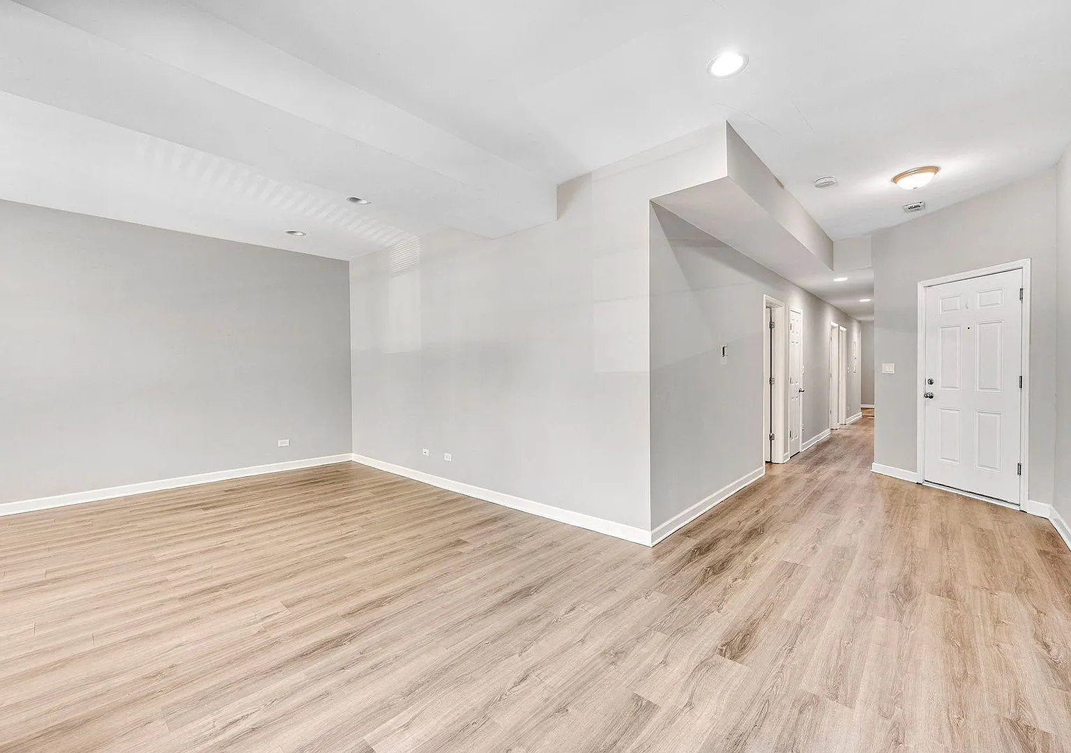 Spacious 3 Bed / 2 Bath in Bronzeville | In-Unit Laundry + Enclosed Parking — Photo 4