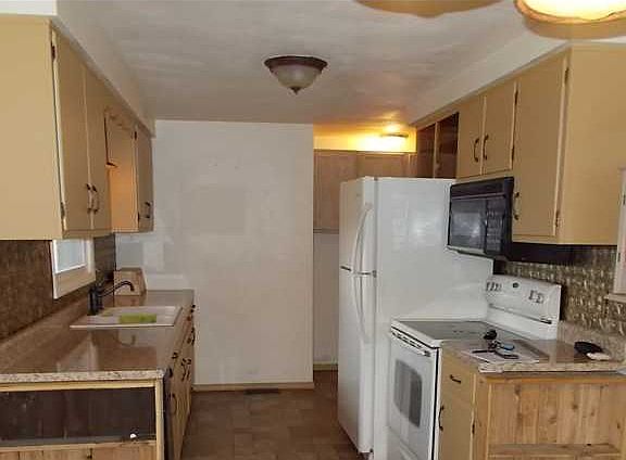 3rd image of 1311 E Saddle Ln
