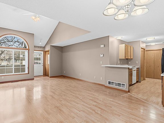 5th image of 13226 Aberdeen St NE