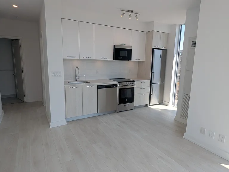 75 James St S #1014 — Photo 5