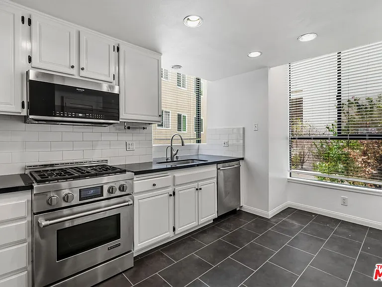 500 S Barrington Ave #2 — Photo 11