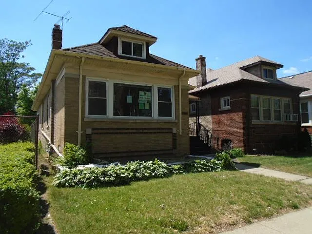 7826 S Paxton Ave photo 1