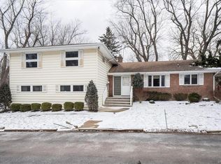 30 Danbern Ln, Williamsville, NY 14221
