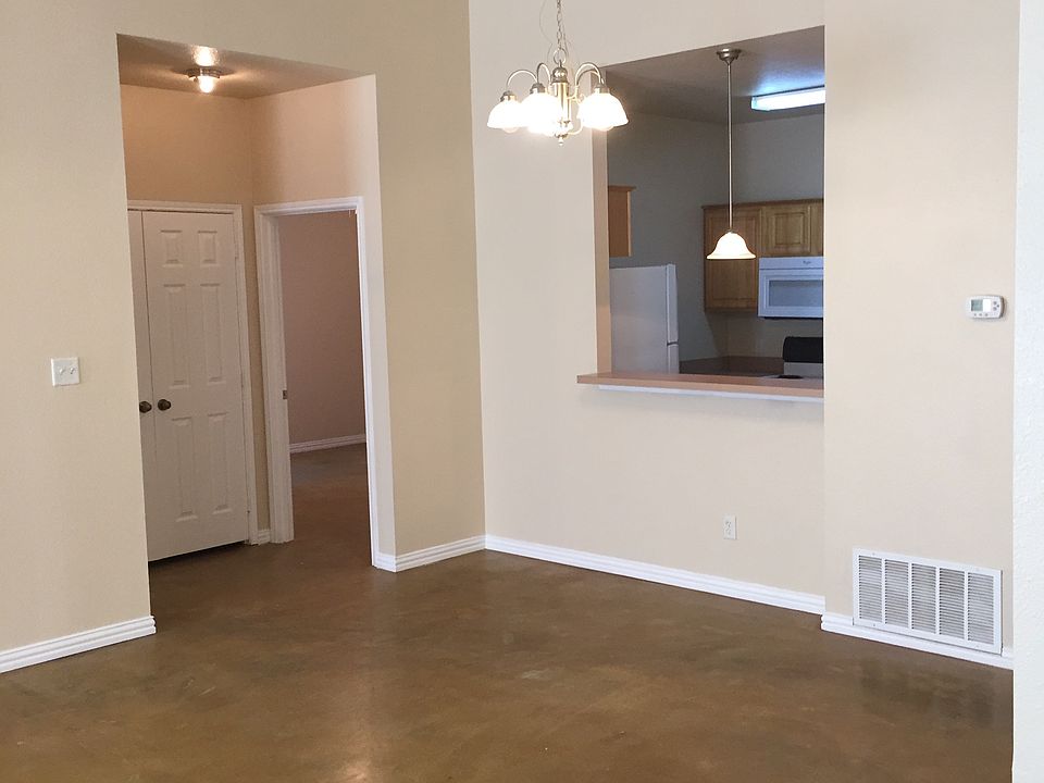 1st image of 923 Lake Dr