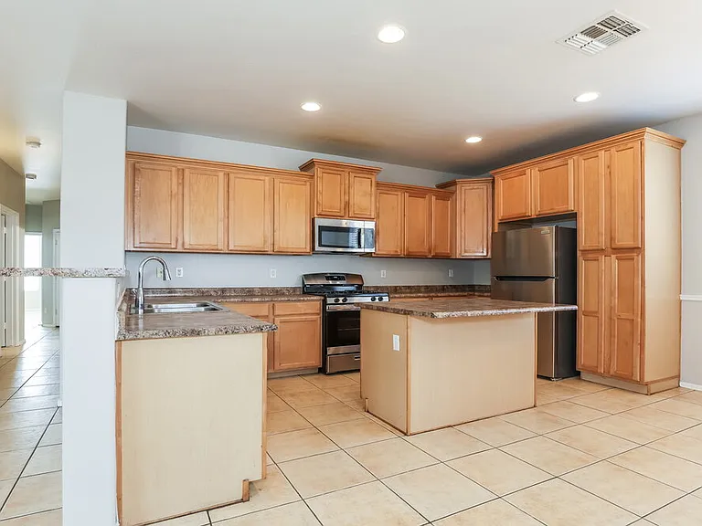 7805 S 68th Dr — Photo 6