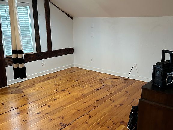 Small alcove used for office or small bed