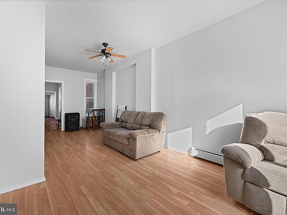 4th image of 1042 Locust St