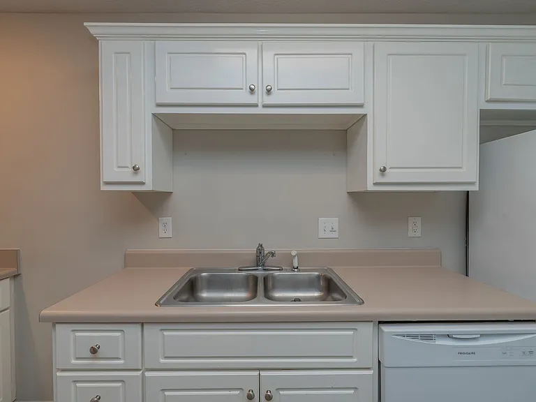 7010 Antilles Dr — Photo 8