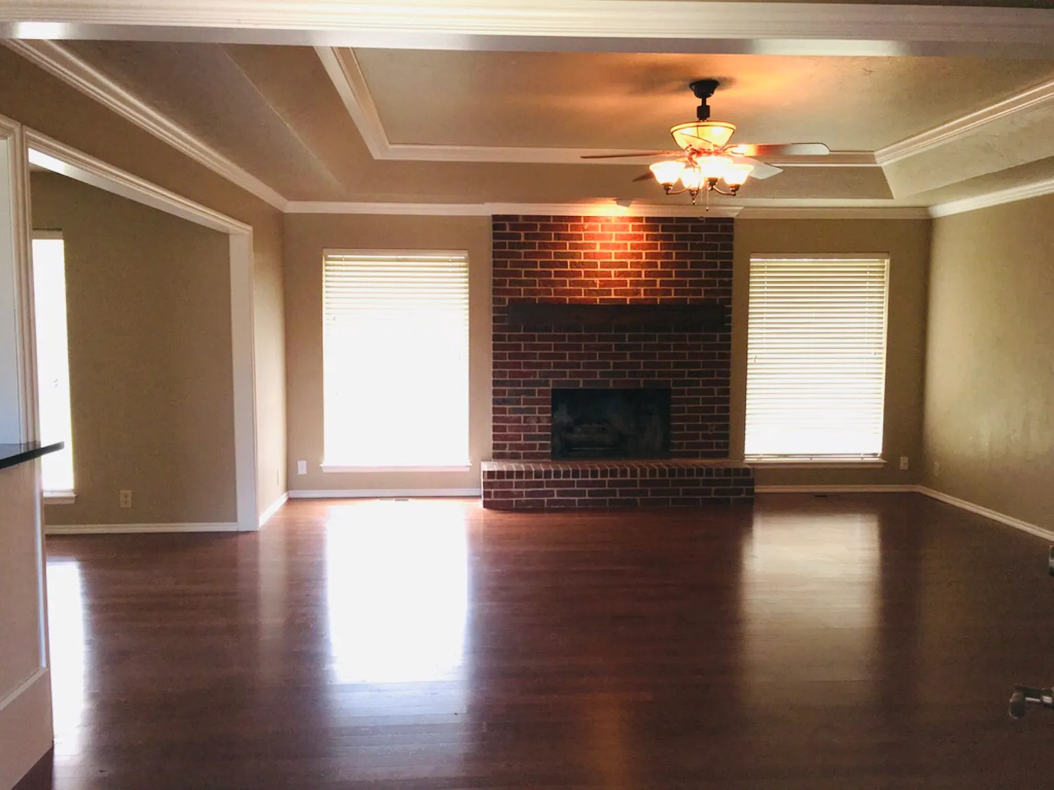 3 bed, 1958 sqft, $1,975 — Photo 4
