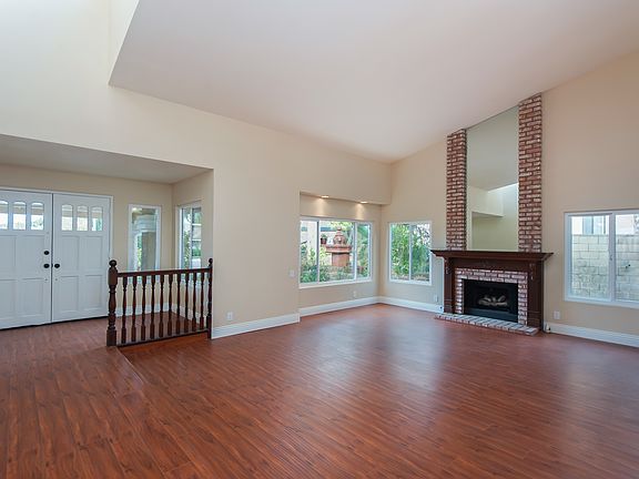 4th image of 4998 Hollyglen Ct