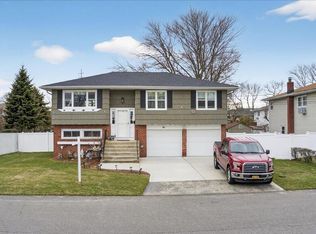41 N Kings Avenue, Lindenhurst, NY