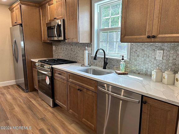 3rd image of 7 Buckingham Drive N