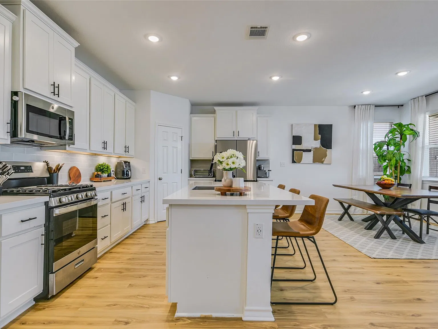 4 bed, 2.5 bath, 2161 sqft, $2,300 — Photo 4