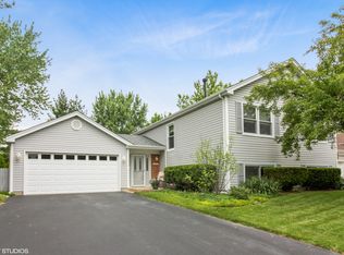 960 Sandlewood Ct, Lake Zurich, IL 60047