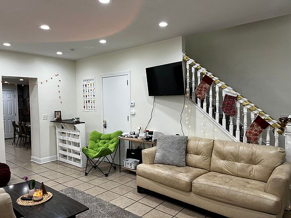 2nd image of 2118 E Carson St #2135