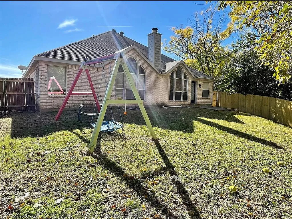 4 bed, 2076 sqft, $2,400 — Photo 1