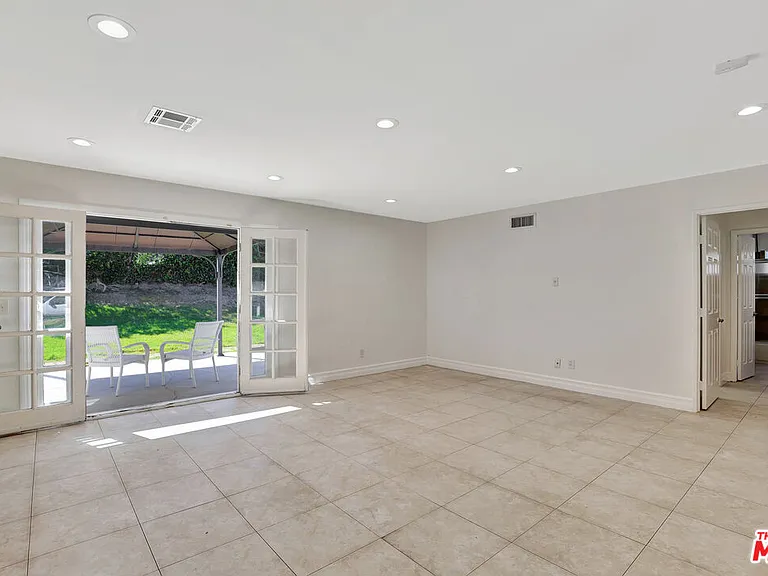6421 Franrivers Ave — Photo 4