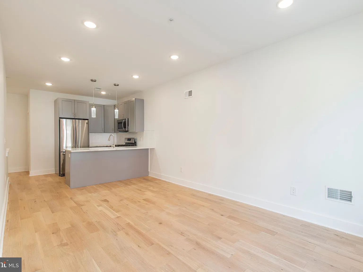 3 bed, 2.0 bath, 1200 sqft, $1,850 — Photo 2