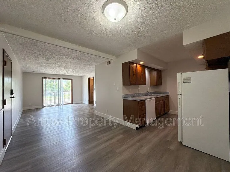 3341 Holdrege St #6 — Photo 2
