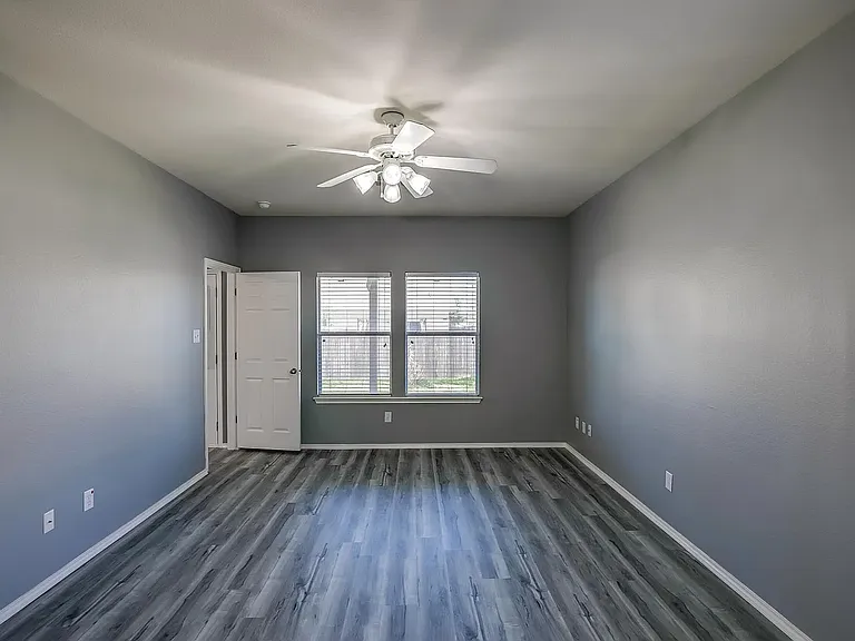 1110 Concan Dr — Photo 12