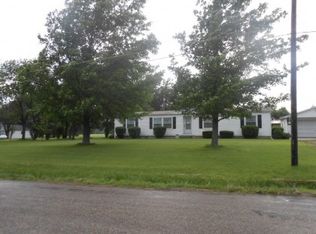 808 W 12th St, Flora, IL 62839