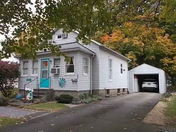 206 Vine St, Pana, IL 62557