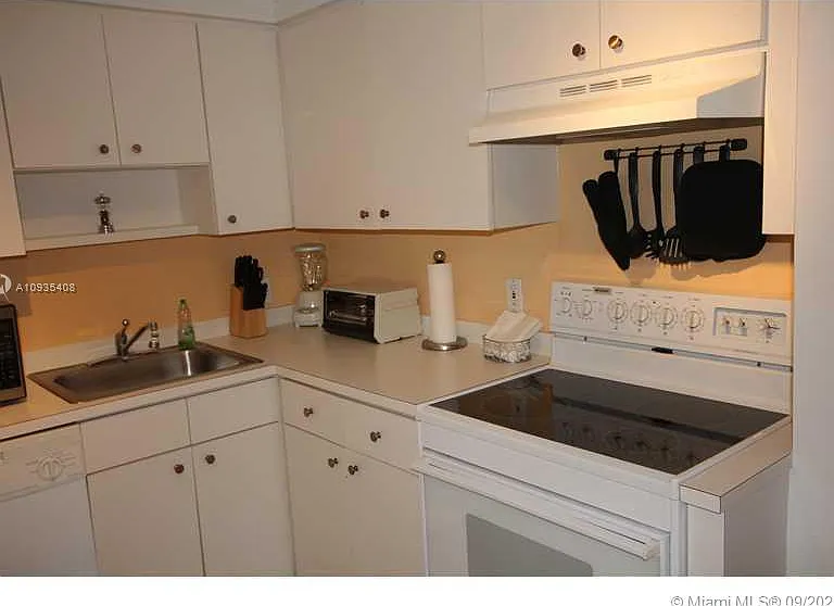 5161 Collins Ave #508 — Photo 9